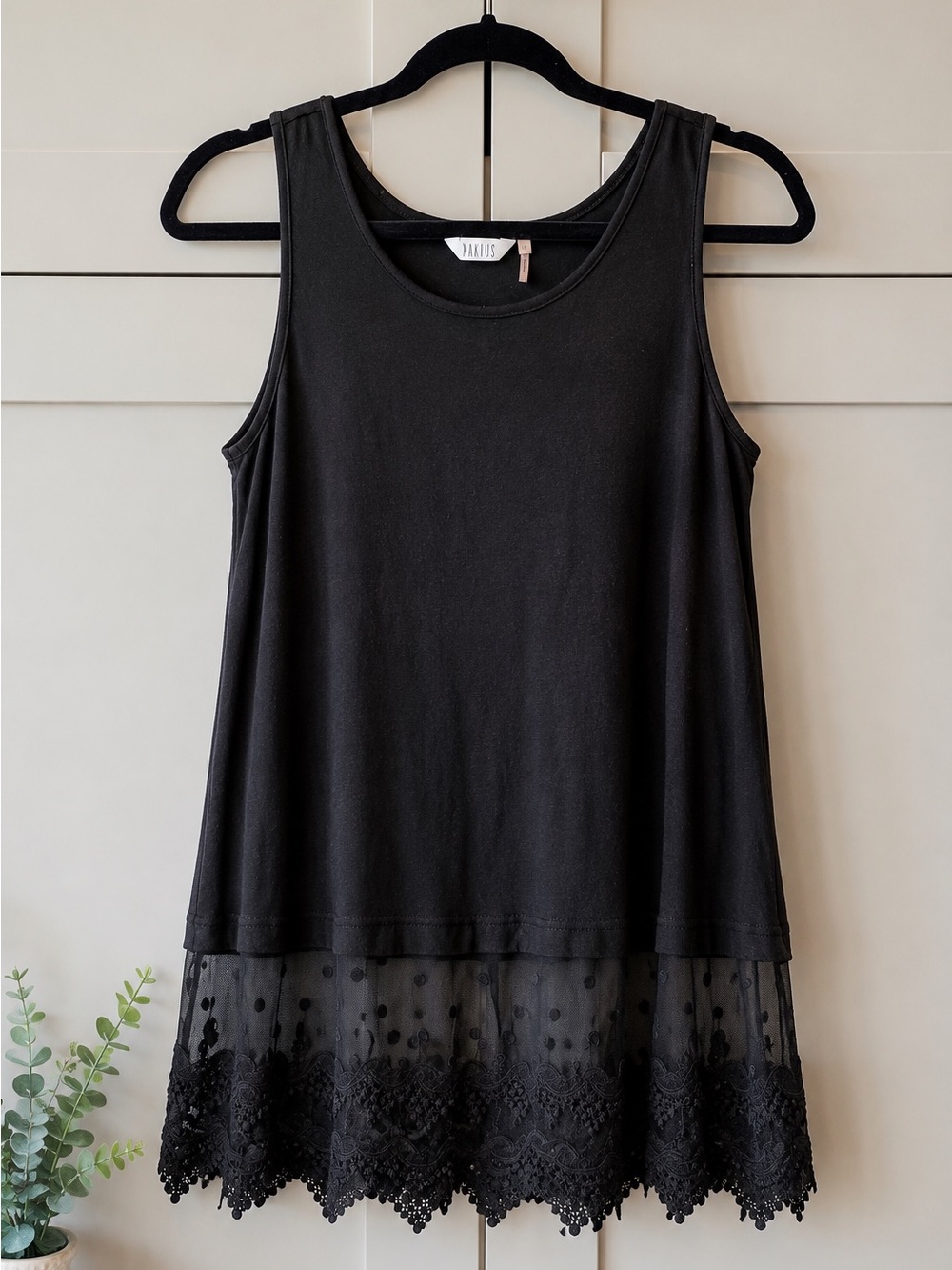 KAKTUS Black Lace Hem Tank Top Sleeveless Tunic/extender Layering Top Size M